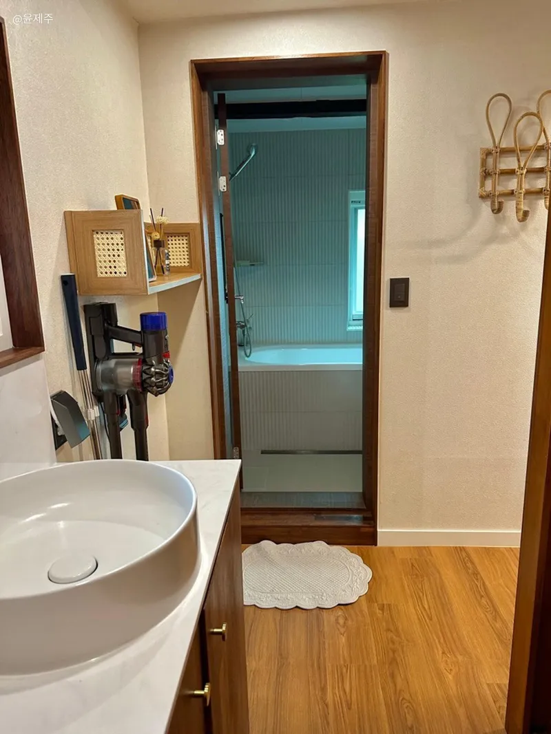 [Hallim, Jeju] A country stone house with a pretty yard and rafters 58