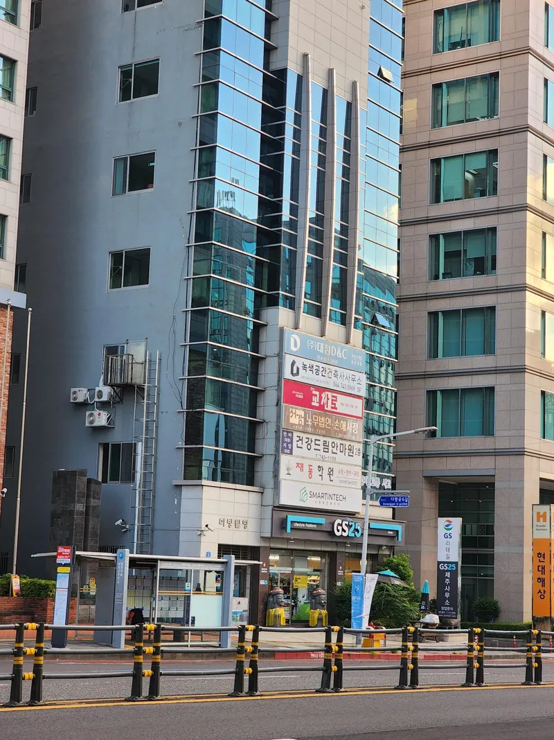 [제주 노형동] 오거리45평제일큰거실3룸침대3화2티비2주방유아품커피머신호텔스벅 168