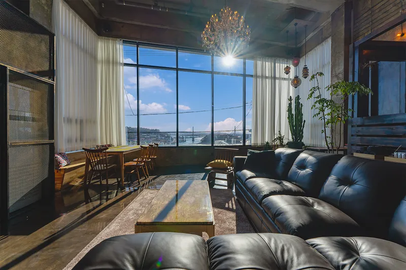 [Yeosu] Cocktail bar concept accommodation with a view of the night sea in the center of Yeosu Cafe Street 23