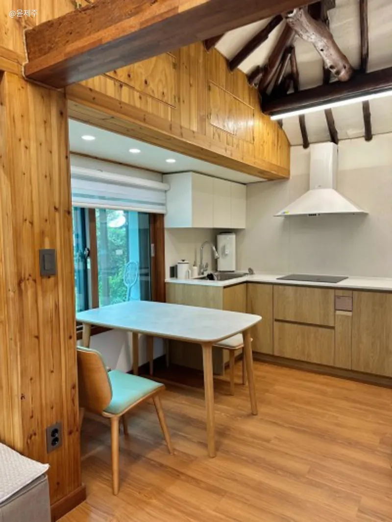 [Hallim, Jeju] A country stone house with a pretty yard and rafters 46