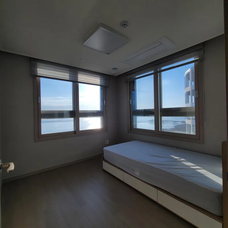 [Ansan] Newly built three-room officetel with Sihwa Lake in the background 24