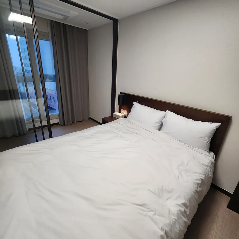 [제주 노형동] 오거리45평제일큰거실3룸침대3화2티비2주방유아품커피머신호텔스벅 133