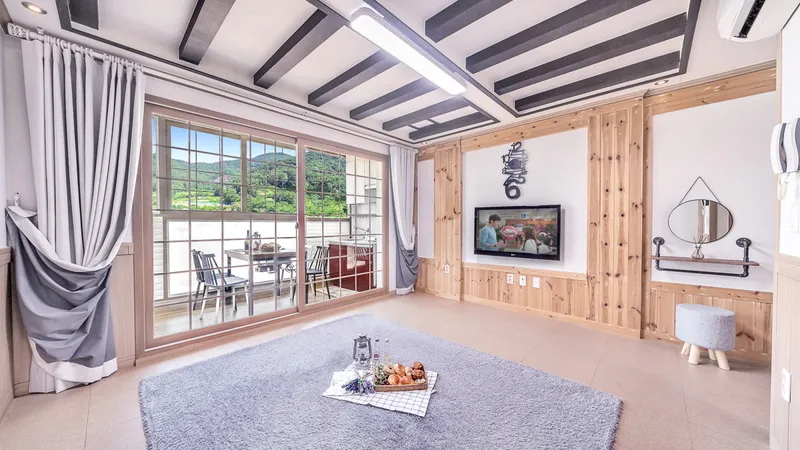 [Geoje] A quiet pension with ondol room on the second floor, 1 minute walk from Hakdong Mongdol Beach 2