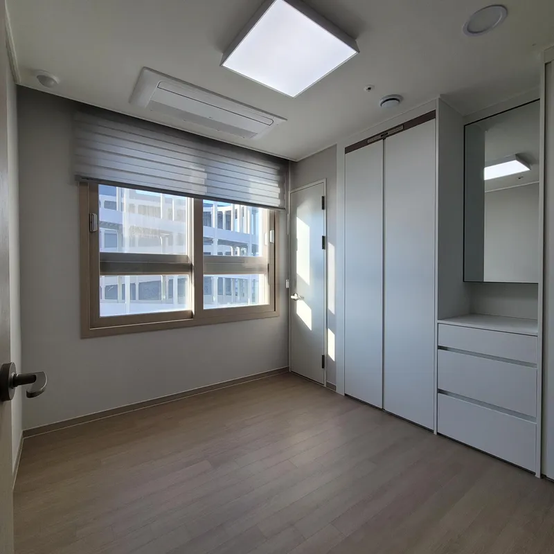 [Ansan] Newly built three-room officetel with Sihwa Lake in the background 7
