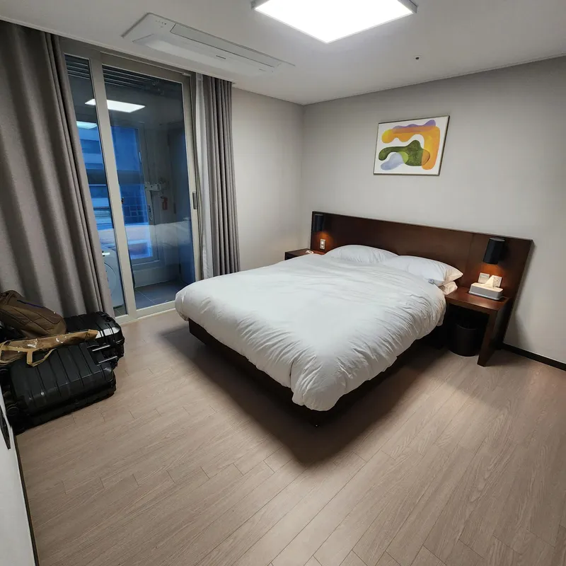 [제주 노형동] 오거리45평제일큰거실3룸침대3화2티비2주방유아품커피머신호텔스벅 153