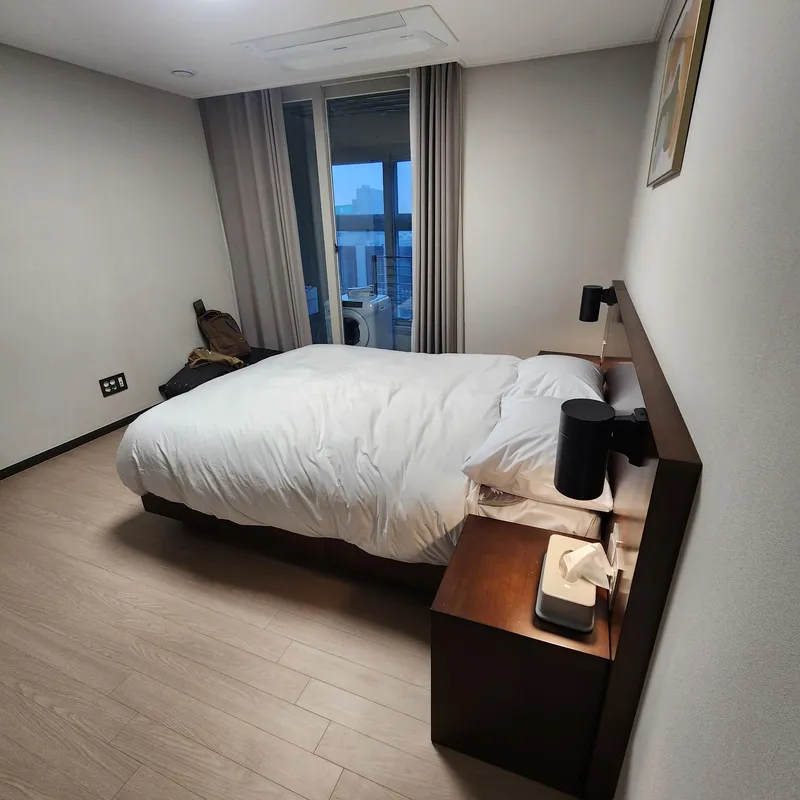 [제주 노형동] 오거리45평제일큰거실3룸침대3화2티비2주방유아품커피머신호텔스벅 154