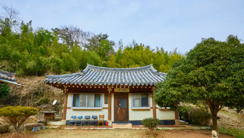 Jeonnam Suncheon 200-year-old detached one-room yellow clay hanok - main image