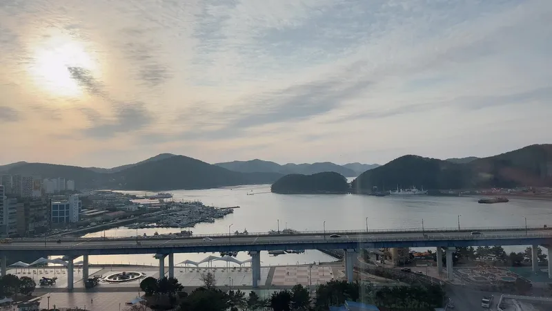 [Tongyeong] A restaurant with a beautiful view both day and night #Tongyeong Bridge #Clean #Night view 5
