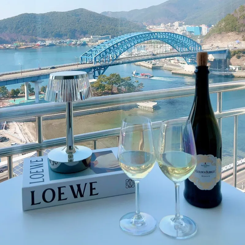 [Tongyeong] A restaurant with a beautiful view both day and night #Tongyeong Bridge #Clean #Night view 11