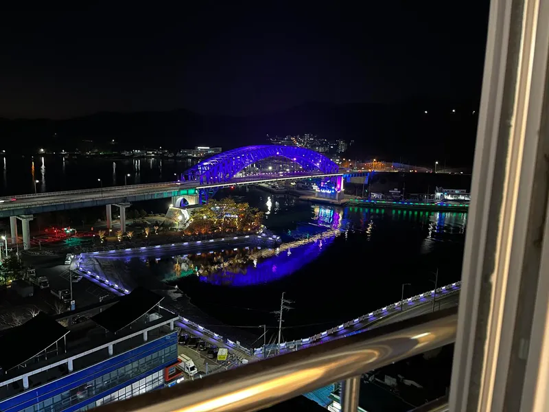 [Tongyeong] A restaurant with a beautiful view both day and night #Tongyeong Bridge #Clean #Night view 18
