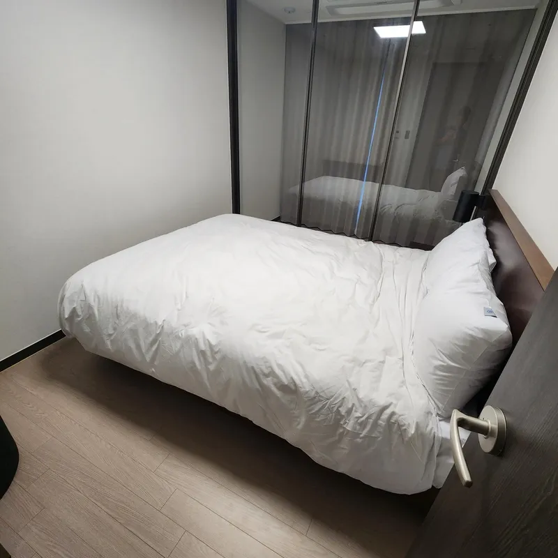 [제주 노형동] 오거리45평제일큰거실3룸침대3화2티비2주방유아품커피머신호텔스벅 131