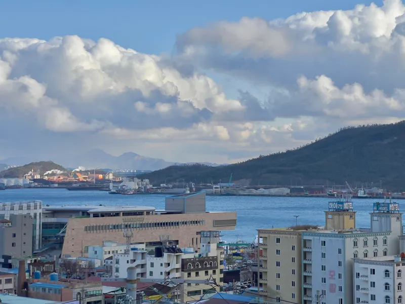 [전남 목포] 앞은 목포항 뒤로는 유달산 전망의 신축 복층 독채 66