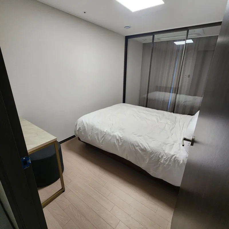 [제주 노형동] 오거리45평제일큰거실3룸침대3화2티비2주방유아품커피머신호텔스벅 129