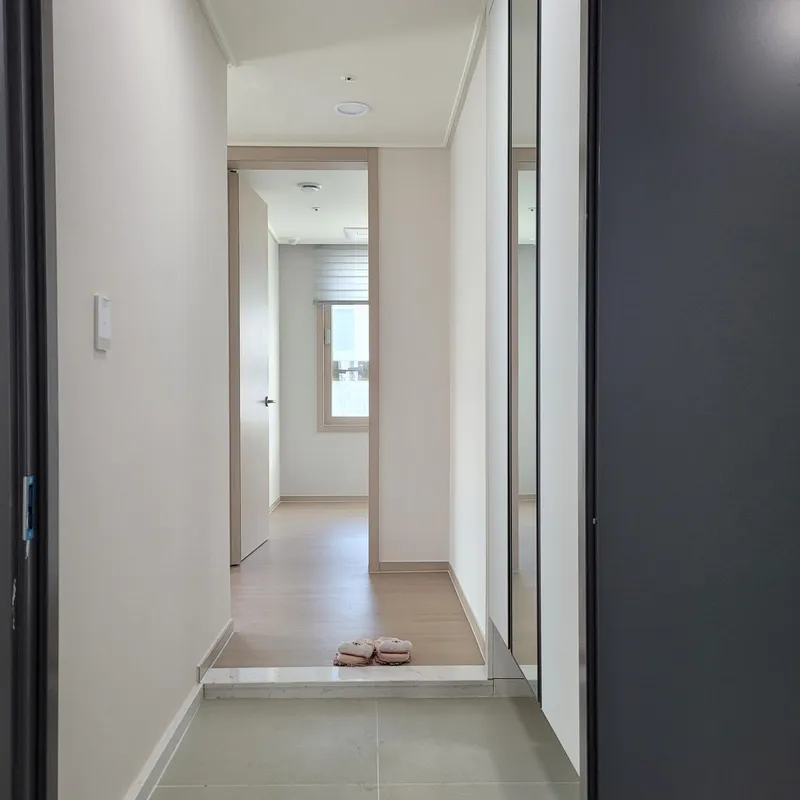 [Ansan] Newly built three-room officetel with Sihwa Lake in the background 2
