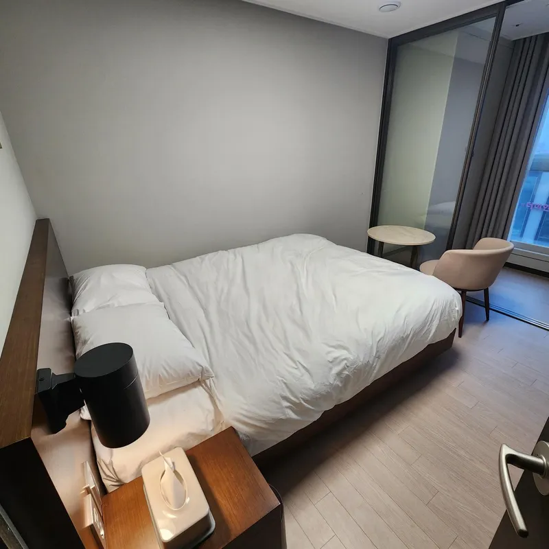 [제주 노형동] 오거리45평제일큰거실3룸침대3화2티비2주방유아품커피머신호텔스벅 125