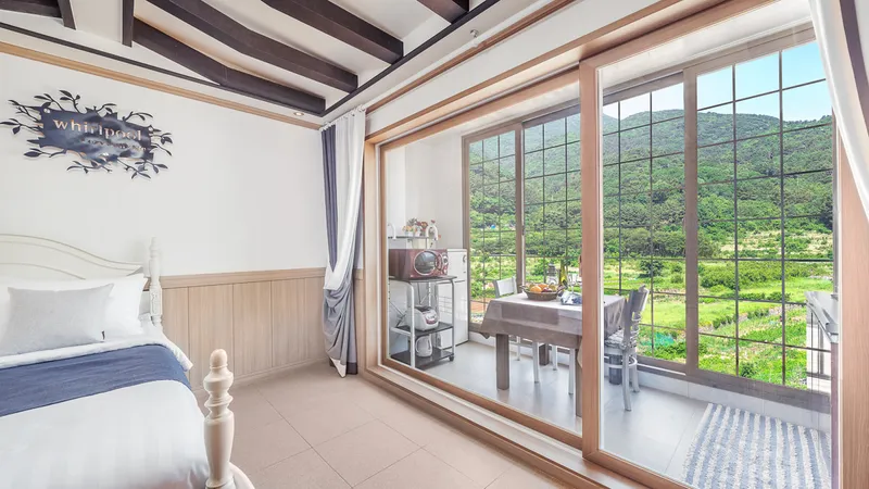 [경남 거제] 학동 몽돌해변 도보 1분 거리 한적한 펜션 2층 침대방 10