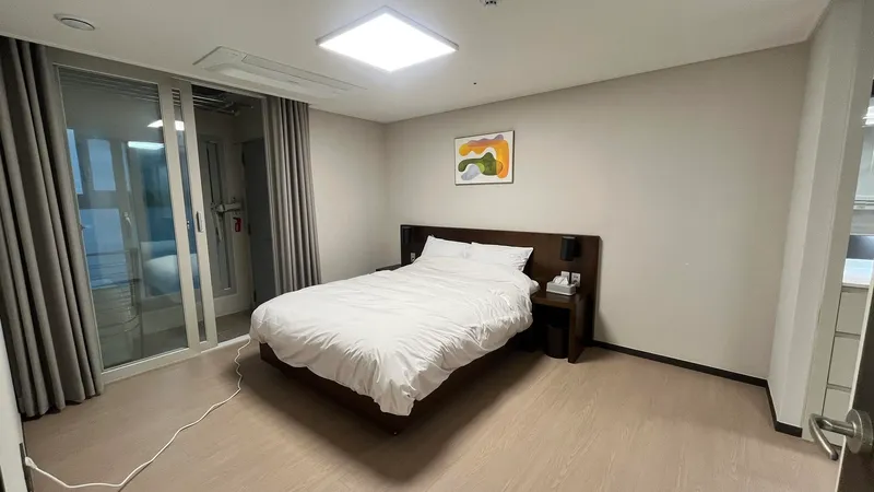 [제주 노형동] 오거리45평제일큰거실3룸침대3화2티비2주방유아품커피머신호텔스벅 179