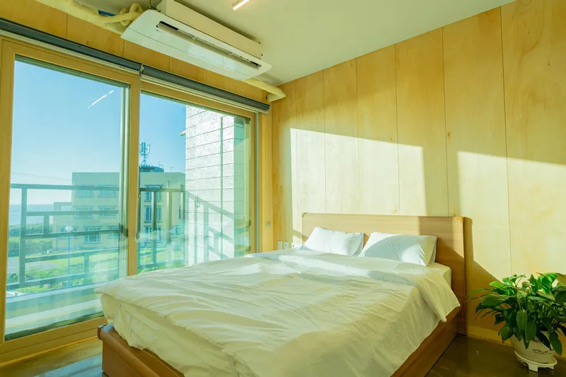 [Jocheon, Jeju] White (duplex) with a view of the sea and mountains 12
