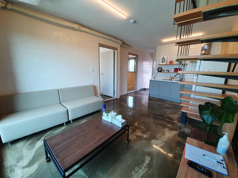 [Jocheon, Jeju] White (duplex) with a view of the sea and mountains 18