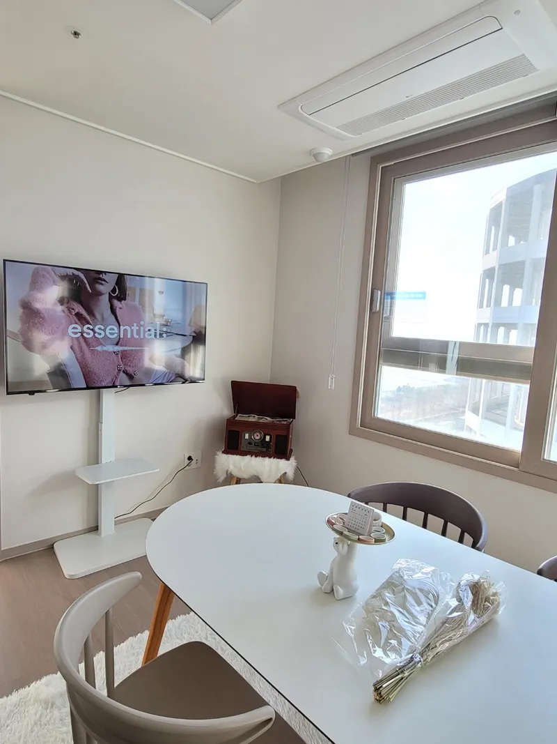 [Ansan] Newly built three-room officetel with Sihwa Lake in the background 5