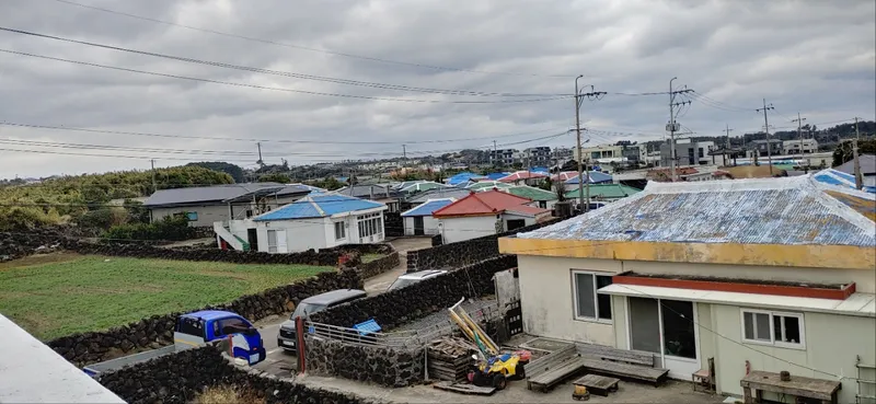 [제주 구좌] 평대해변이 120미터, 돌담이 정겨운 마을안 신축 농가주택 A동 76
