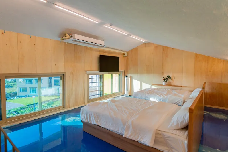 [Jocheon, Jeju] White (duplex) with a view of the sea and mountains 9
