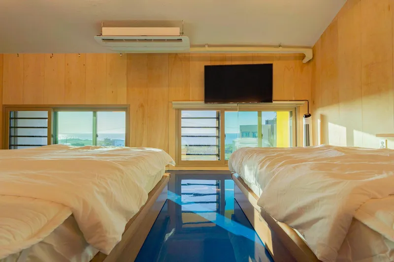 [Jocheon, Jeju] White (duplex) with a view of the sea and mountains 11