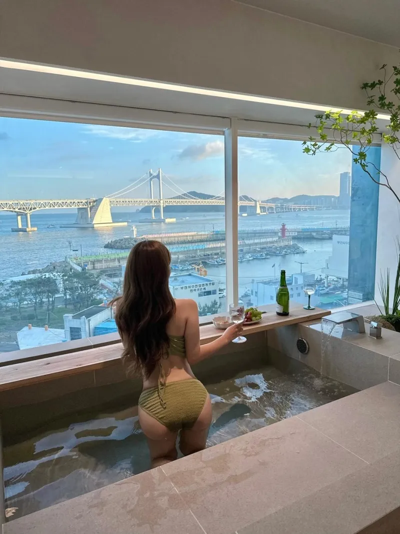 [Suyeong, Busan] Modern, indoor jacuzzi-style accommodation with a view of Gwangan Bridge 14