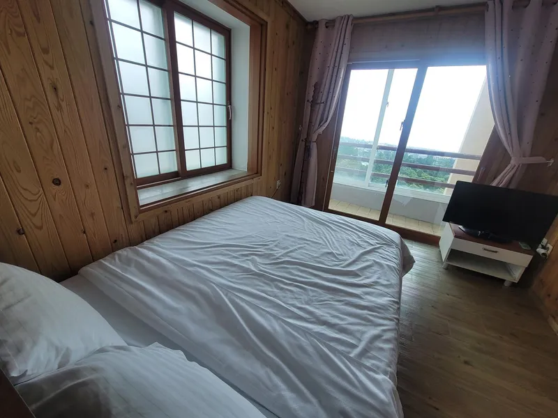 [Hogeun-dong, Seogwipo] Beomseom Ocean View, Rooftop Accommodation with a Great View, 2nd Floor, Room 203 (Two Rooms) 4