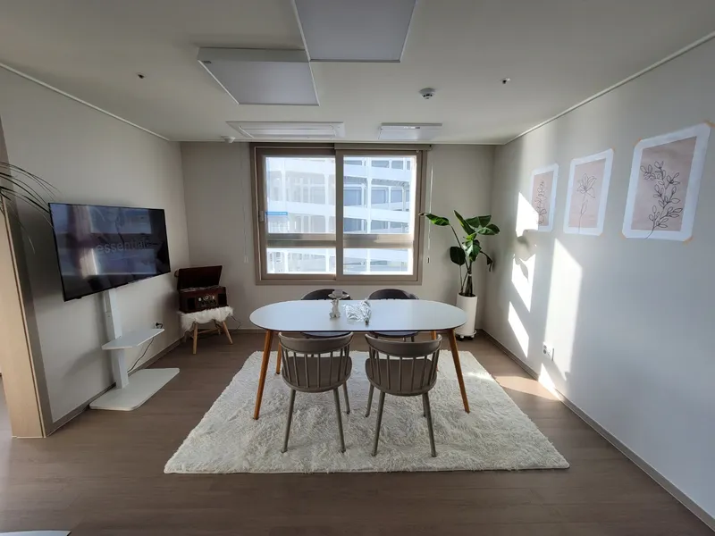 [Ansan] Newly built three-room officetel with Sihwa Lake in the background 3