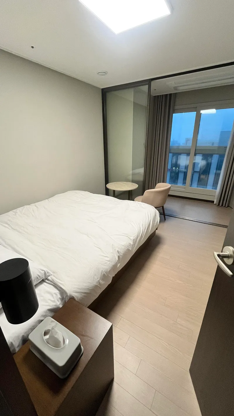 [제주 노형동] 오거리45평제일큰거실3룸침대3화2티비2주방유아품커피머신호텔스벅 185