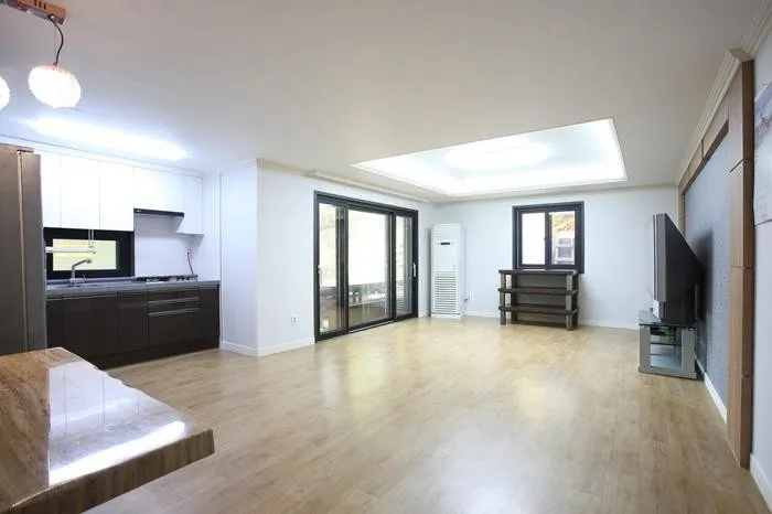 [Gijang, Busan] Three-room group pension with pet-friendly room #White Building 1st floor 2