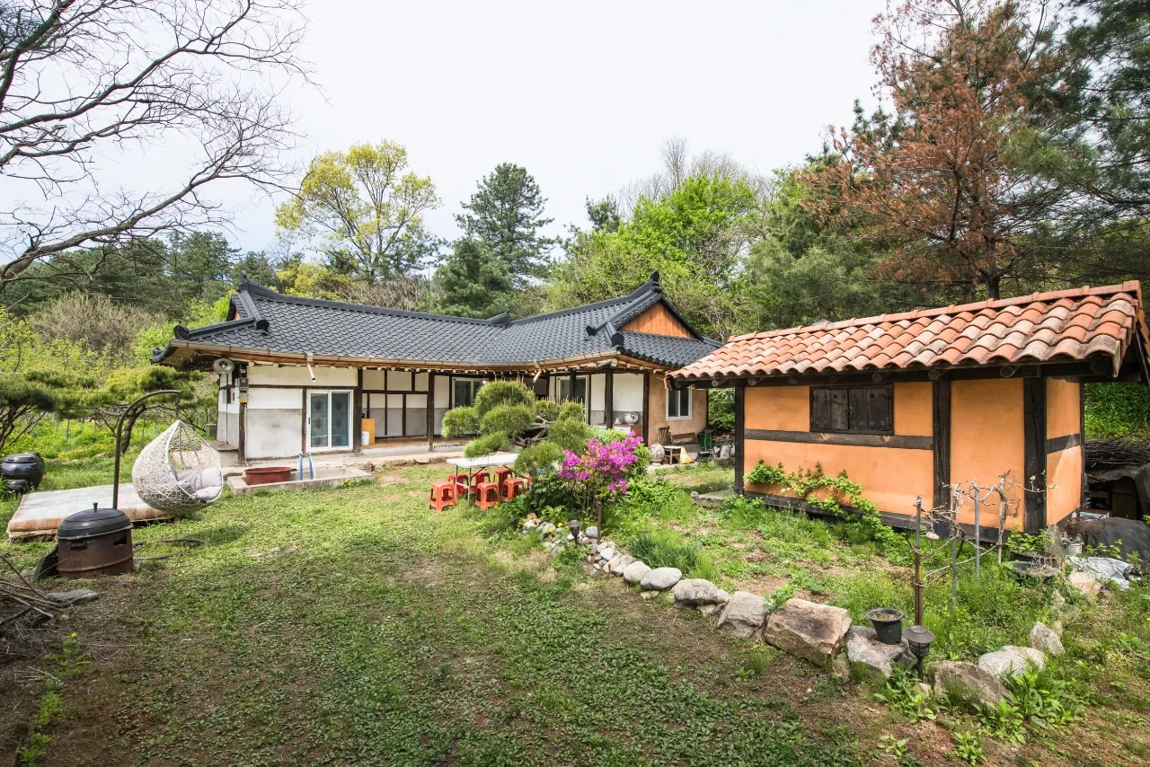 Buk-myeon Three-Bedroom Hanok Villa