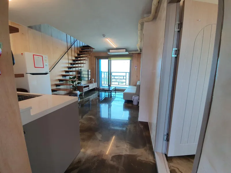 [Jocheon, Jeju] White (duplex) with a view of the sea and mountains 16