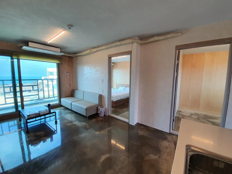 [Jocheon, Jeju] White (duplex) with a view of the sea and mountains 17