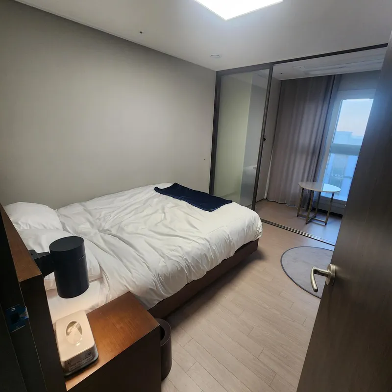 [제주 노형동] 오거리45평제일큰거실3룸침대3화2티비2주방유아품커피머신호텔스벅 11