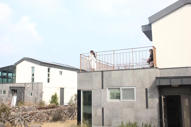 [제주 애월] #넓은 독채 #잔디마당 #바베큐데크 #복층 #가까운오름 2 5