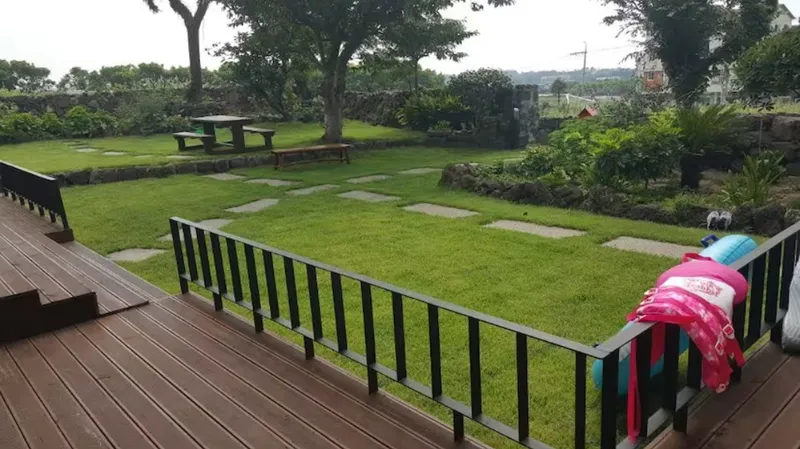 [Hallim, Jeju] Stone Wall House S with a lawn yard and stone wall 12