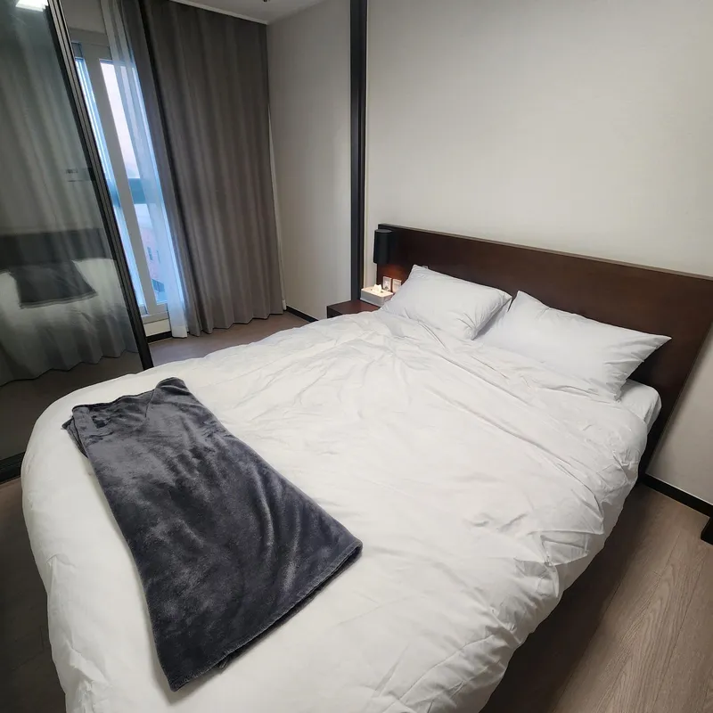 [제주 노형동] 오거리45평제일큰거실3룸침대3화2티비2주방유아품커피머신호텔스벅 17