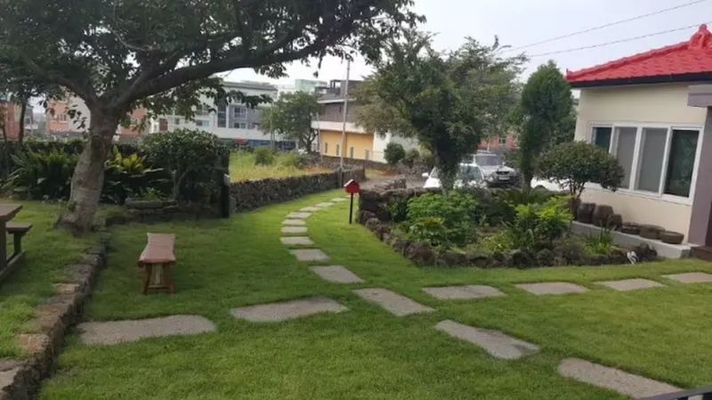[Hallim, Jeju] Stone Wall House S with a lawn yard and stone wall 15