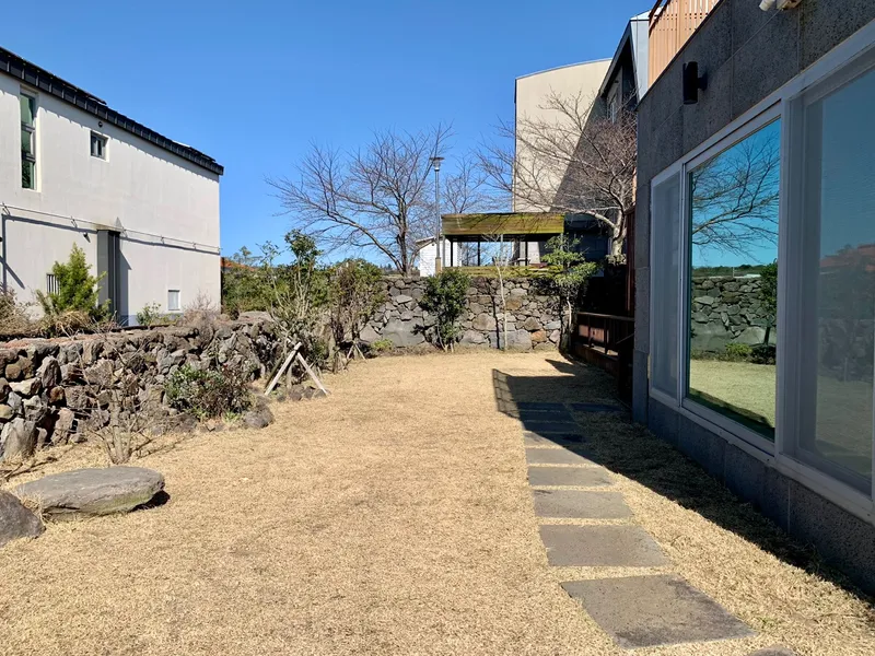 [제주 애월] #넓은 독채 #잔디마당 #바베큐데크 #복층 #가까운오름 2 3