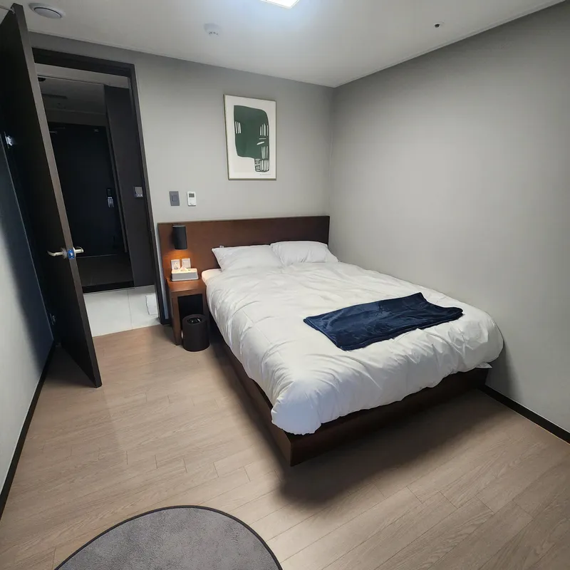 [제주 노형동] 오거리45평제일큰거실3룸침대3화2티비2주방유아품커피머신호텔스벅 13