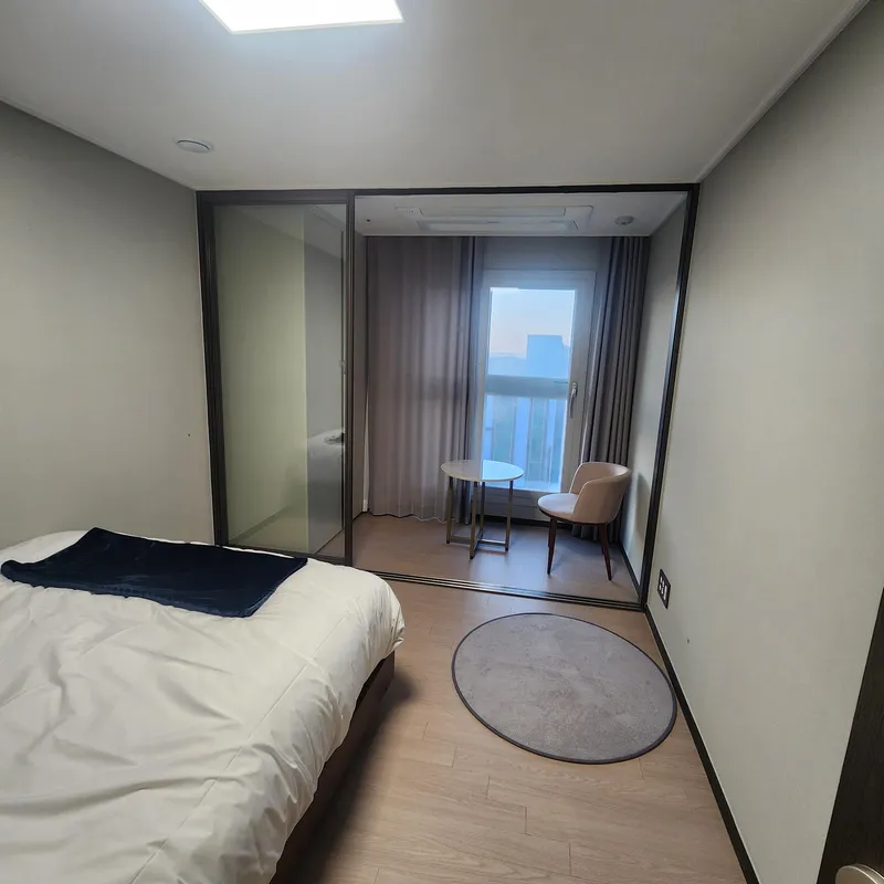 [제주 노형동] 오거리45평제일큰거실3룸침대3화2티비2주방유아품커피머신호텔스벅 12