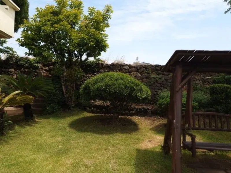 [Hallim, Jeju] Stone Wall House S with a lawn yard and stone wall 18