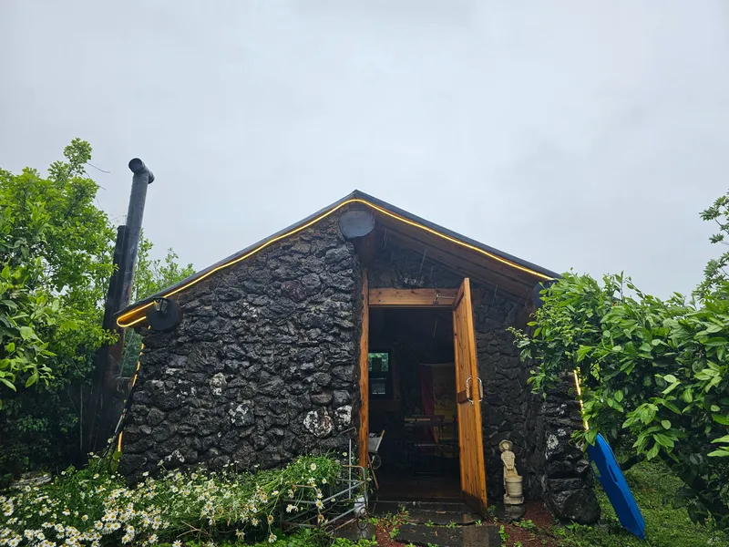 [Namwon, Seogwipo] 2-story detached house. Spacious yard. Ocean view. Jacuzzi. Three-room. BBQ. Foot volleyball. Pets 81