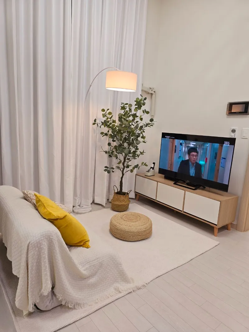 [Seongbuk, Seoul] Beautiful 2-room duplex officetel Wolgok Station Gireum Station Donam 4-way intersection 30