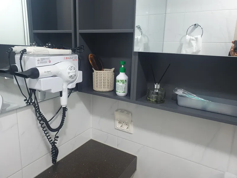 [Yeosu] Yeosu Beach Marina Yacht Club, waterfront swimming pool, romantic pojangmacha (traditional Korean food stall), and free parking are located in front of the accommodation. 9