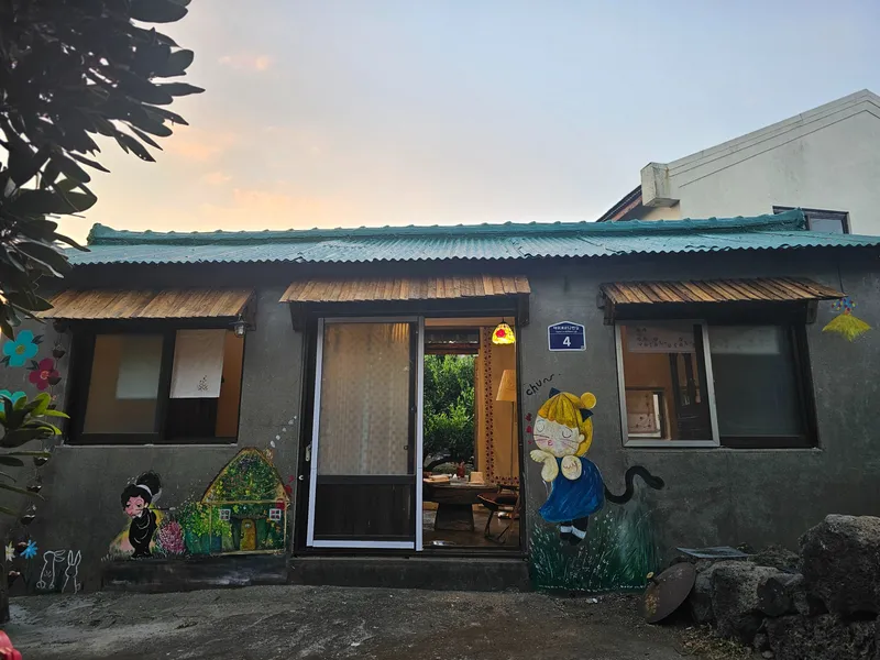 [Namwon, Seogwipo] 2-story detached house. Spacious yard. Ocean view. Jacuzzi. Three-room. BBQ. Foot volleyball. Pets 90