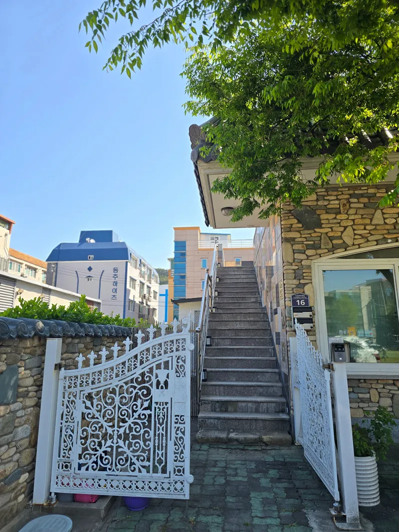 [경북 경주] 공원앞뜰이 있는 투룸 돌집 2층 19