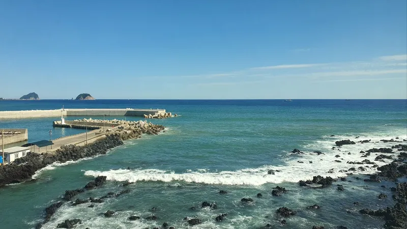[Beophwan-dong, Seogwipo] ♡Right in front of Beophwan Beach♡ 3 rooms, 2 bathrooms, Olle Trail Course 7, 5 minutes by car to E-Mart 53